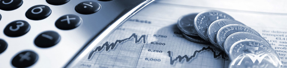 Calculadora, gráficos e moedas representando análise contábil